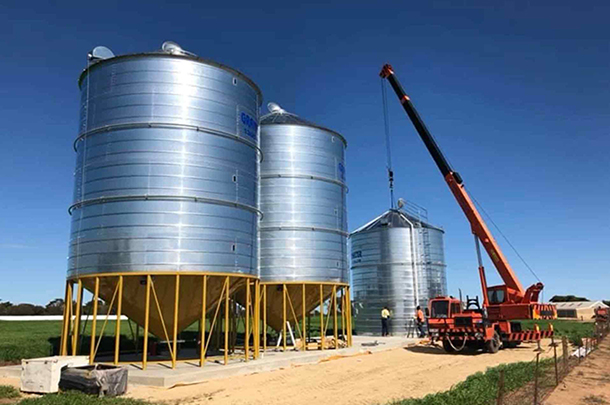近日我們承接的欣欣食品廠小麥鋼板倉承建項目正在如期進行施工中
